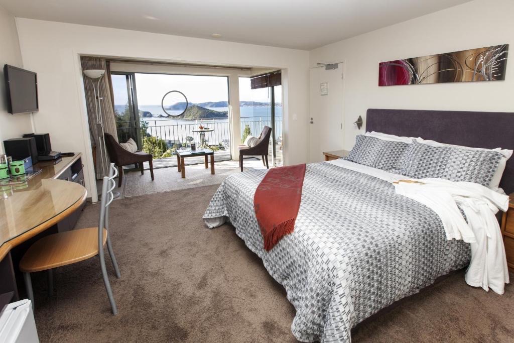 Spacious room with ocean view at Allegra House